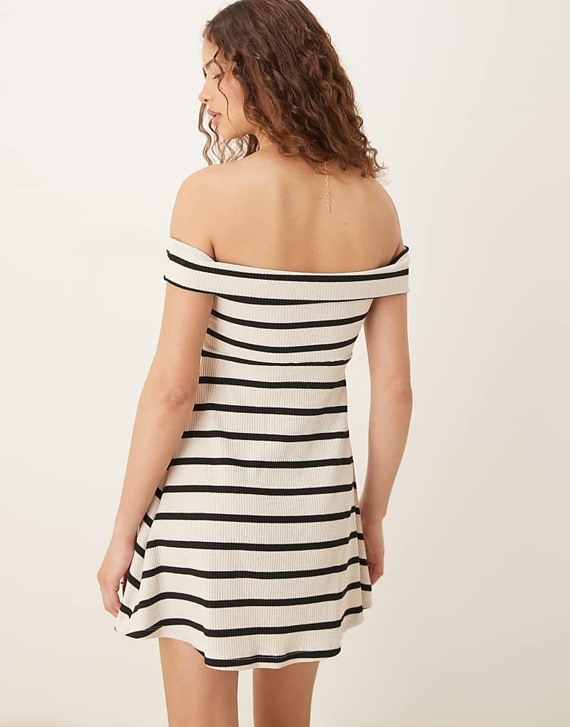 숏 & 스트랩 Kurzes Skater-Kleid mit gedrehtem Bardot-Ausschnitt und Streifen 208424226BUNT