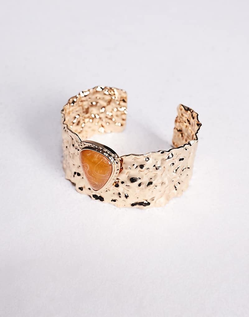 디자인 리미티드 에디션  ASOS DESIGN Curve   Limited Edition   Goldfarbenes Manschetten-Armband in geschmolzener Optik mit abstrakter Textur 208034862Goldfarben