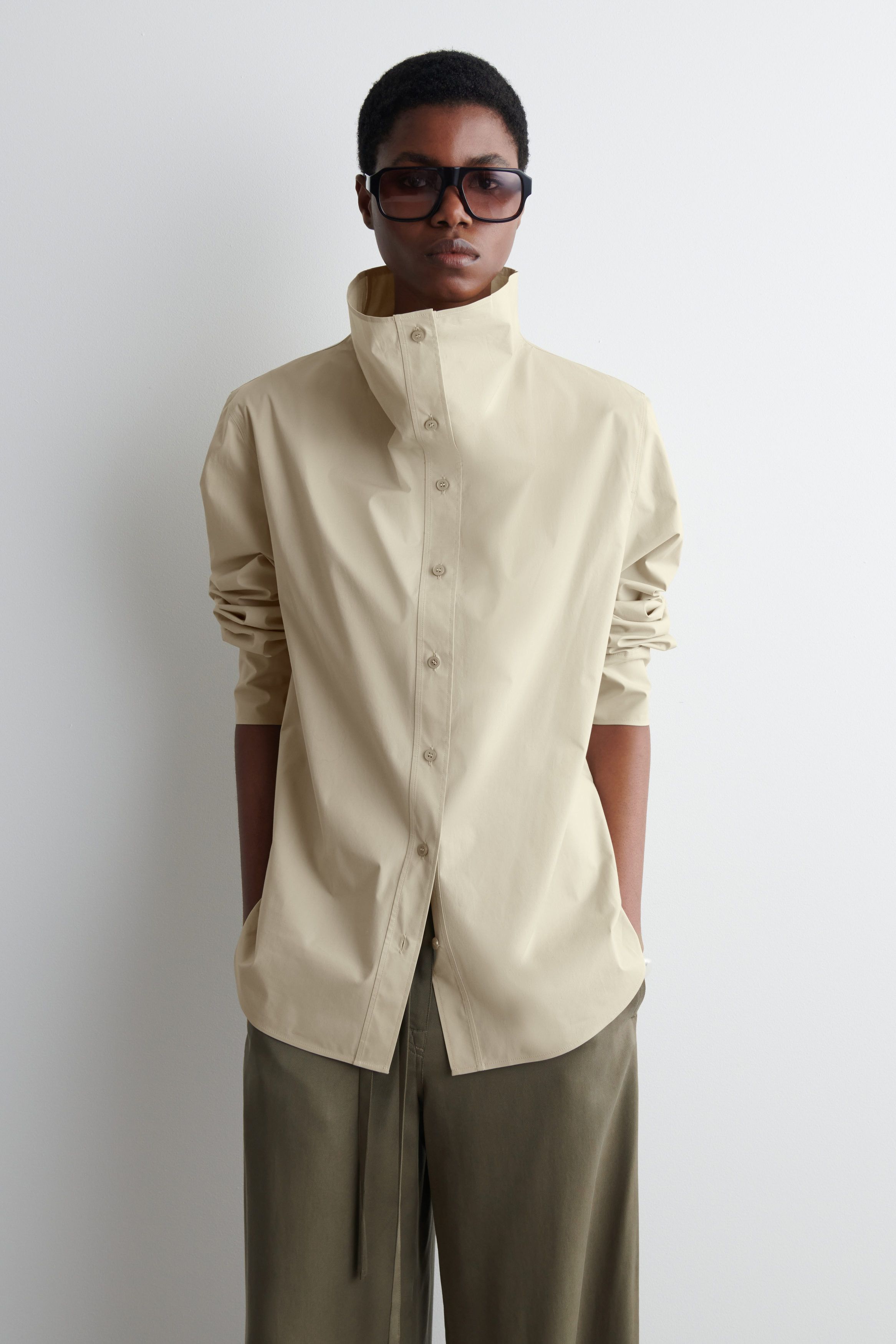 릴렉스 퍼널 네크라인 셔츠 RELAXED FUNNEL-NECK SHIRT 1250560004