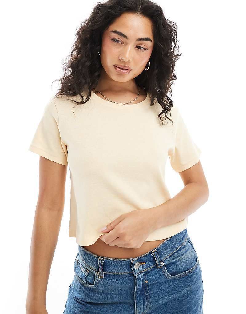 티셔츠 Knapp geschnittenes T-Shirt in Buttergelb 208330233Gelb