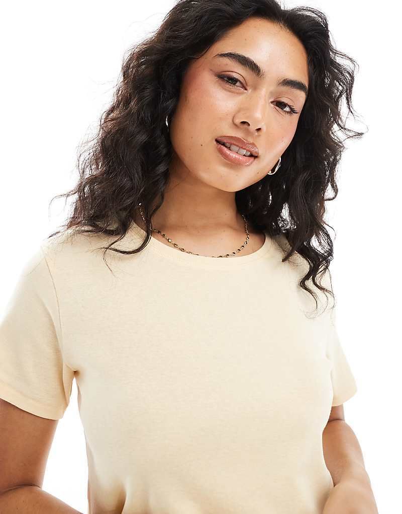 티셔츠 Knapp geschnittenes T-Shirt in Buttergelb 208330233Gelb