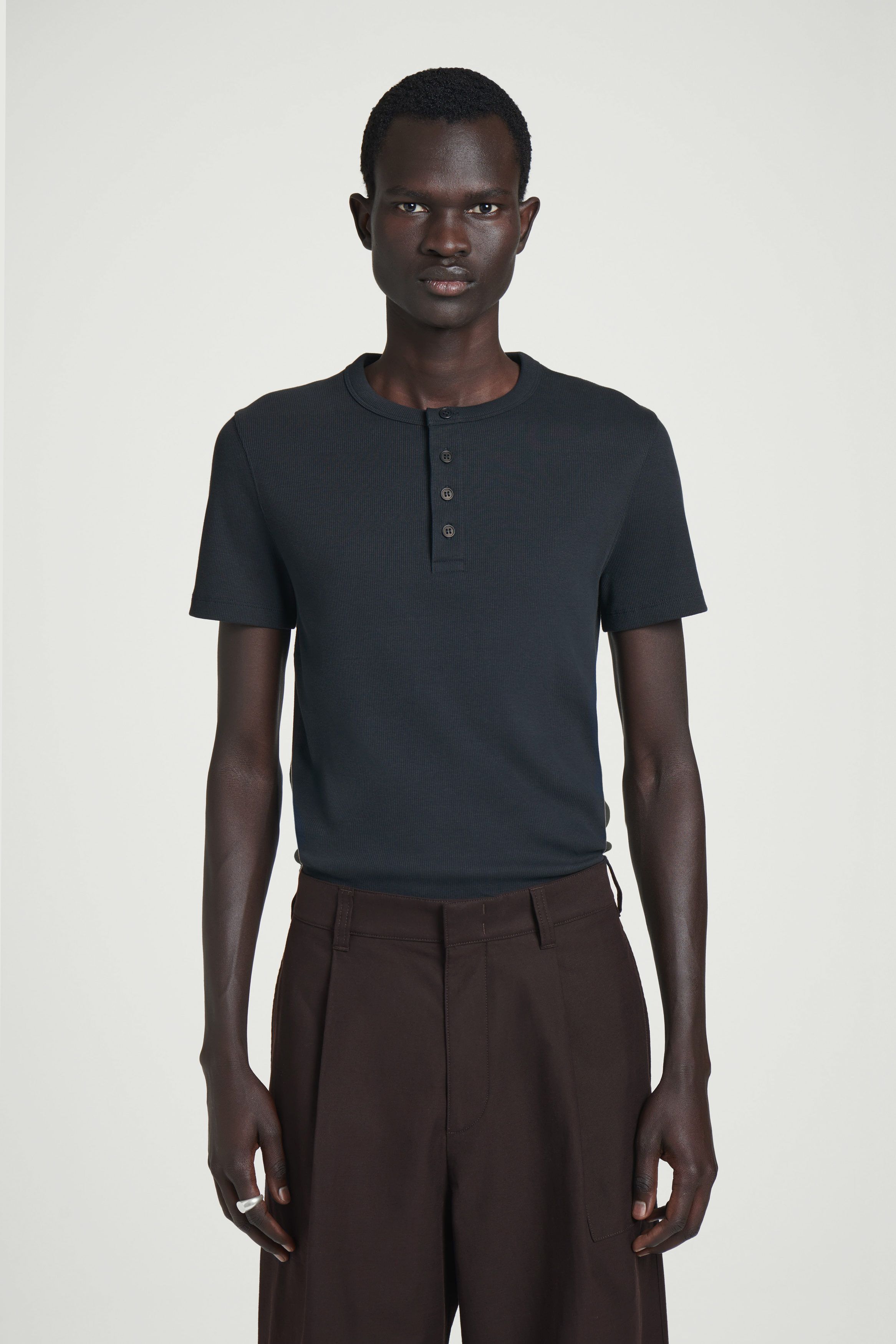 슬림핏 헨리 티셔츠 SLIM-FIT RIBBED HENLEY T-SHIRT 1273213001