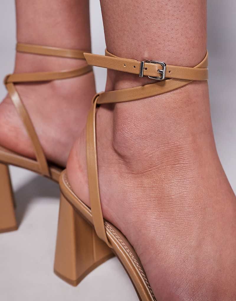 런던 와이드 핏 베이지 SIMMI London Wide Fit   Bora   Riemchen-Sandalen in Beige mit mittelhohem Blockabsatz 207764975Beige