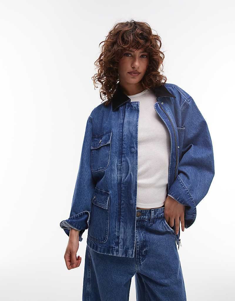 & 넥 카라 ARKET   Oversize-Barn-Jacke im Workwear-Stil mit Umschlagtaschen und Kragen in Kontrastfarbe 208220636VERWASCHENES MITTELBLAU
