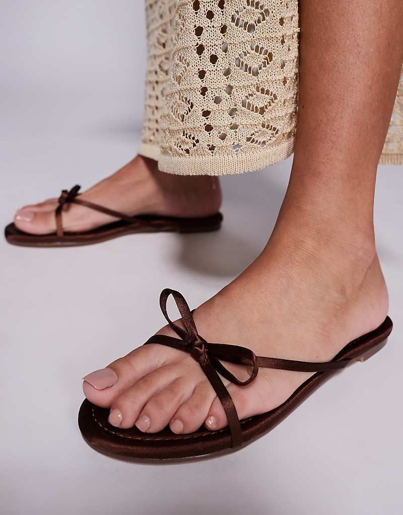 런던 와이드 핏 SIMMI London Wide Fit   Char   Flache Sandalen in Schokobraun mit Schleifendetail 207765106Schokoladenbraun