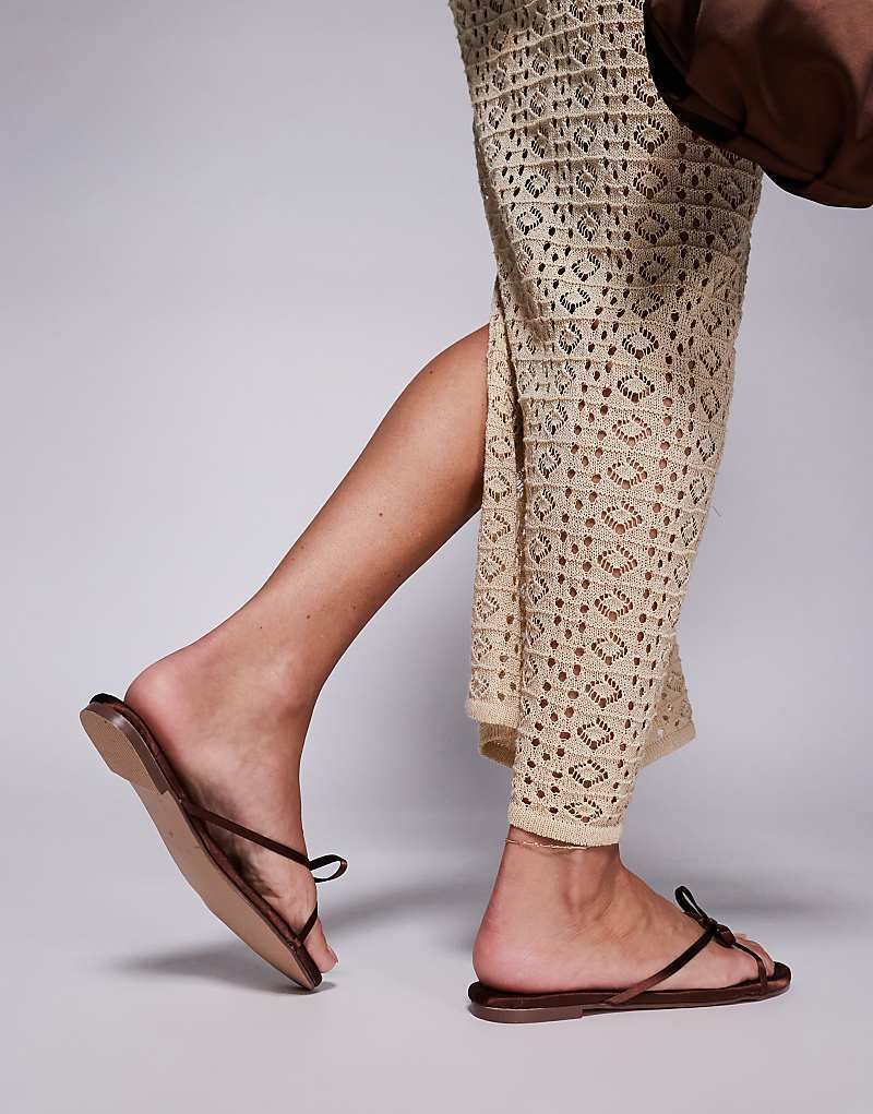 런던 와이드 핏 SIMMI London Wide Fit   Char   Flache Sandalen in Schokobraun mit Schleifendetail 207765106Schokoladenbraun