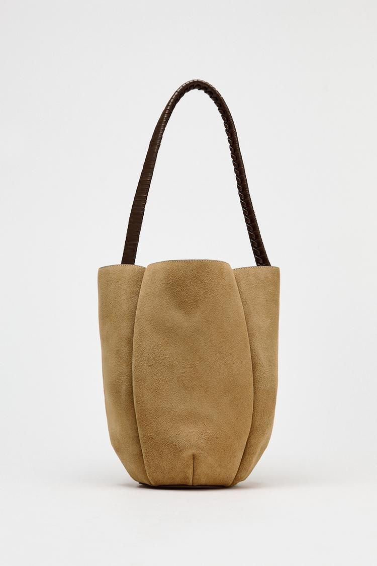 브레이디드 스웨이드 플라워 버킷 가방 BRAIDED SPLIT SUEDE FLOWER BUCKET BAG 415404202