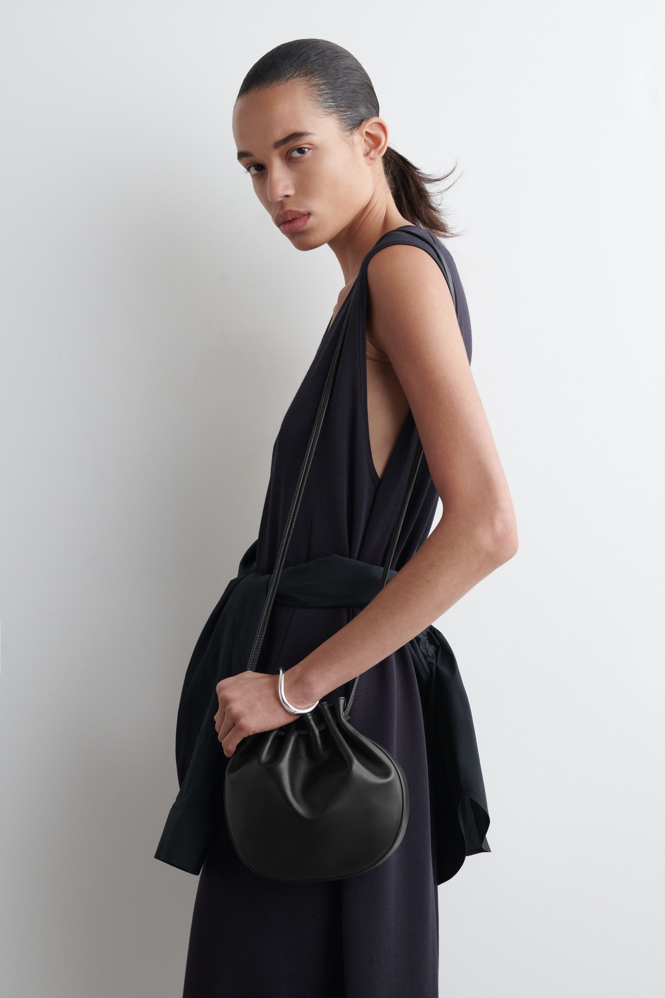 컬렉션 파우치 가방 가죽 GATHERED POUCH BAG - LEATHER 1283649001