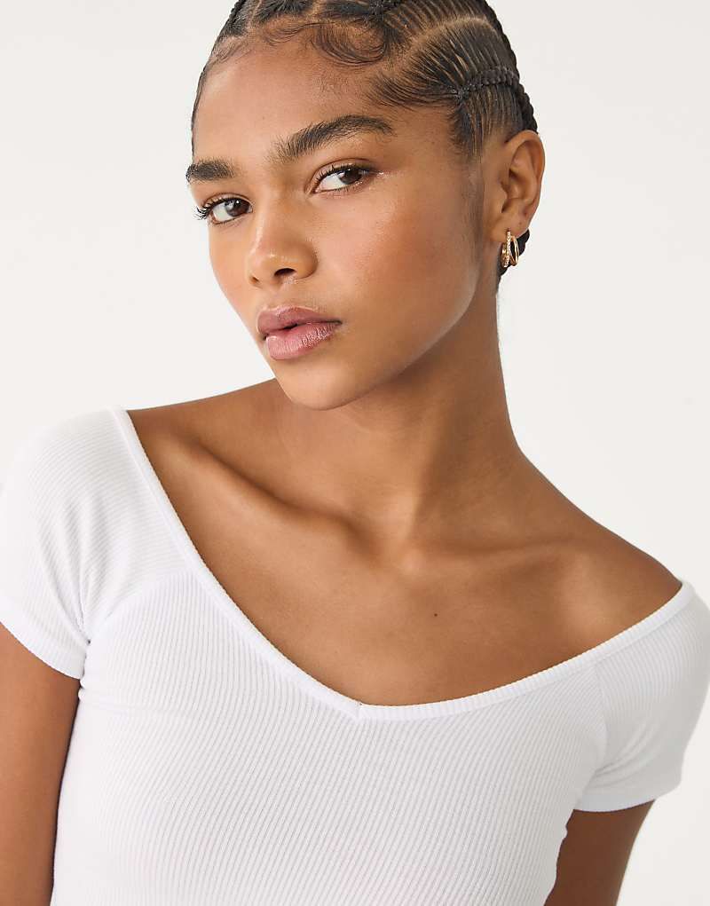 티셔츠 화이트 v Geripptes T-Shirt in Weiß mit V-Ausschnitt 208897201Weiß