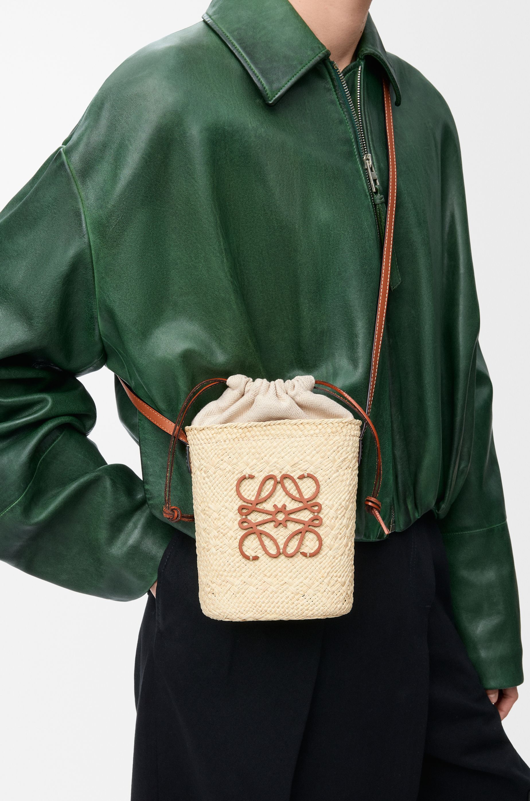 스퀘어 포켓 카프스킨 Square pocket in iraca palm and calfskin C630G35X05 Natural/Tan