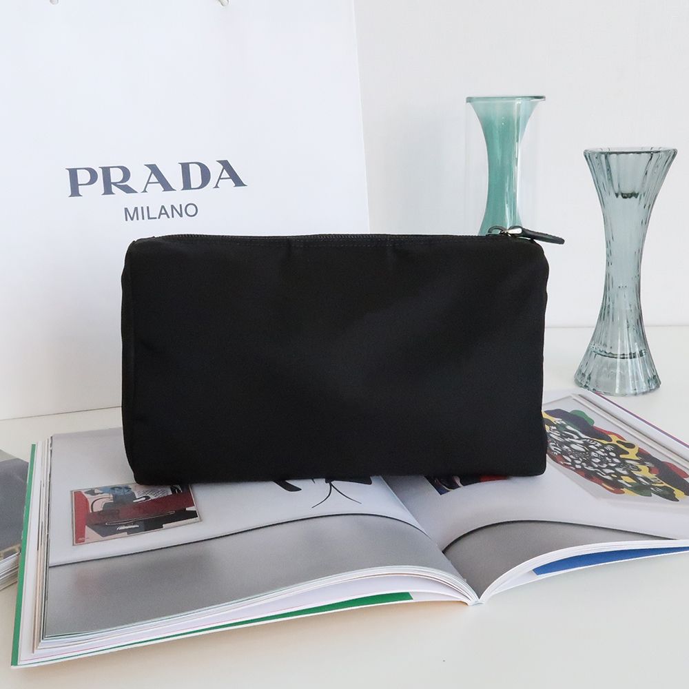 ขายแล้วค่ะ Prada Saffiano 30 cm สีดำ มือสองสภาพ85% ปี2012 มีใบเสร็จ