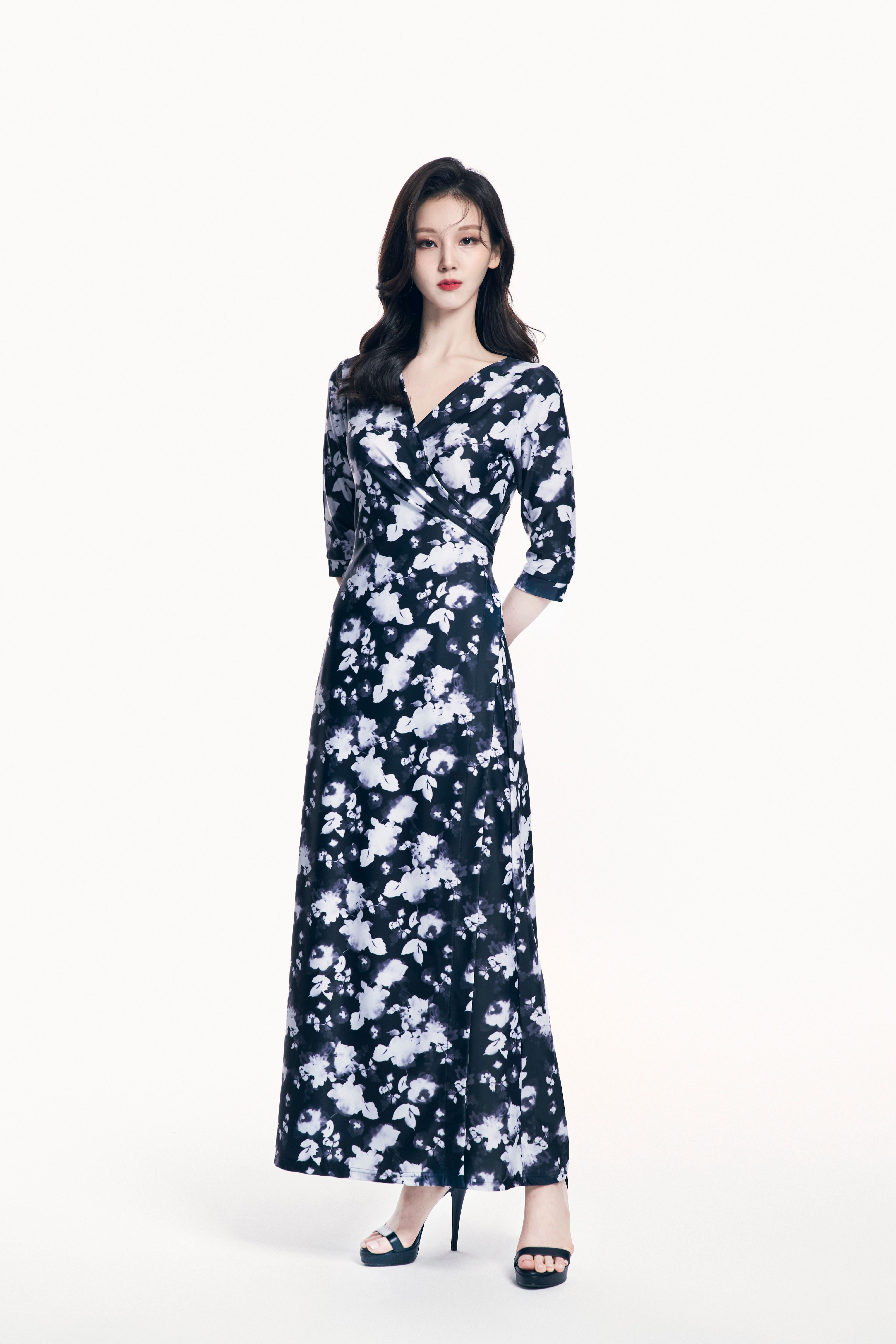 도비-[EXCLUSIVE] DOBY Essential Flare Maxi Wrap Dress in Geo Blue | 트렌비 도비-[EXCLUSIVE] DOBY Essential Flare Maxi Wrap... 