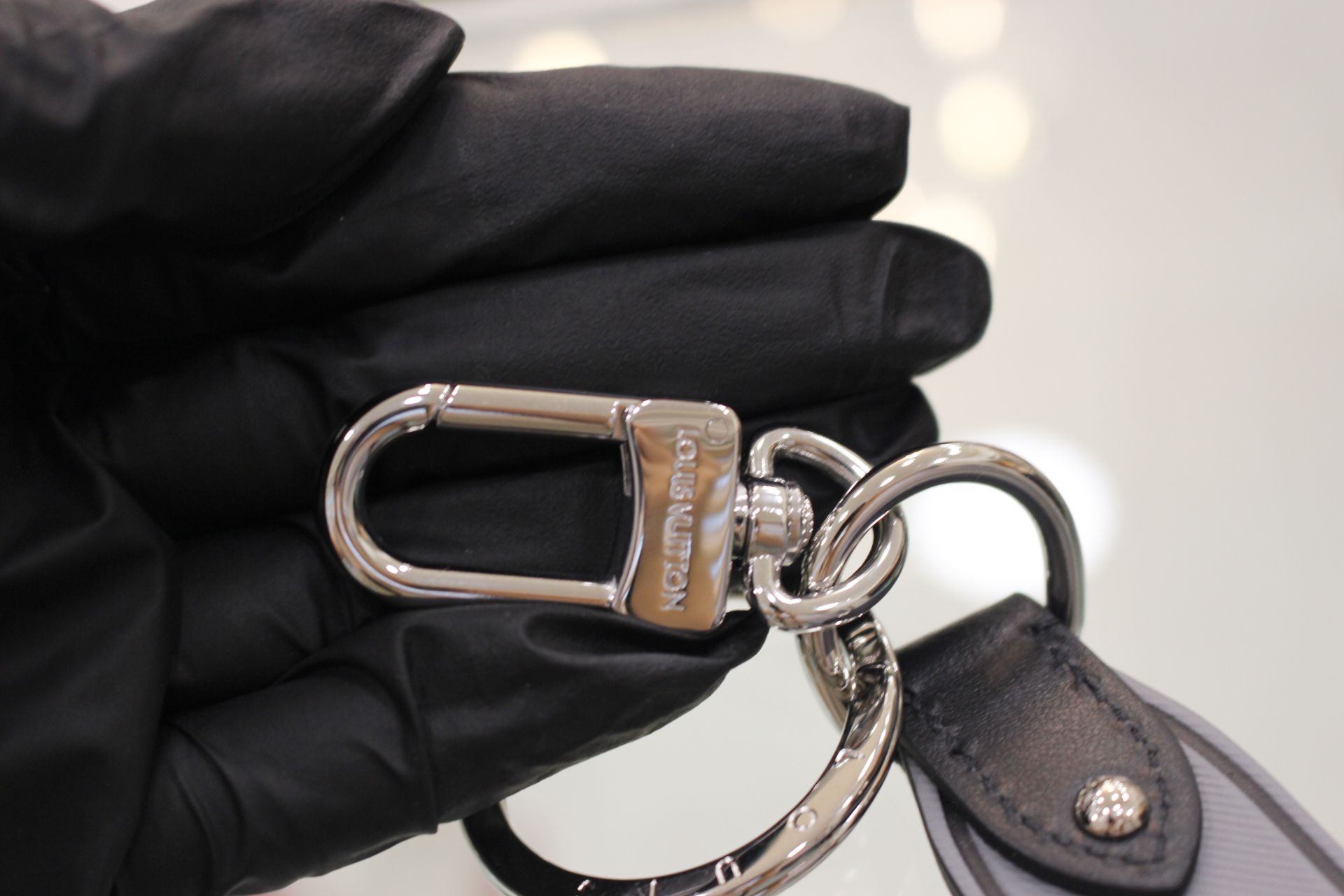 Louis Vuitton Capital lv bag charm and key holder (M00337)