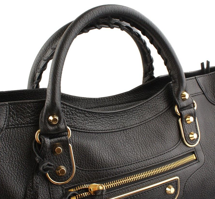 BALENCIAGA】春夏はコーデにカゴバッグを取り入れて！チャームで