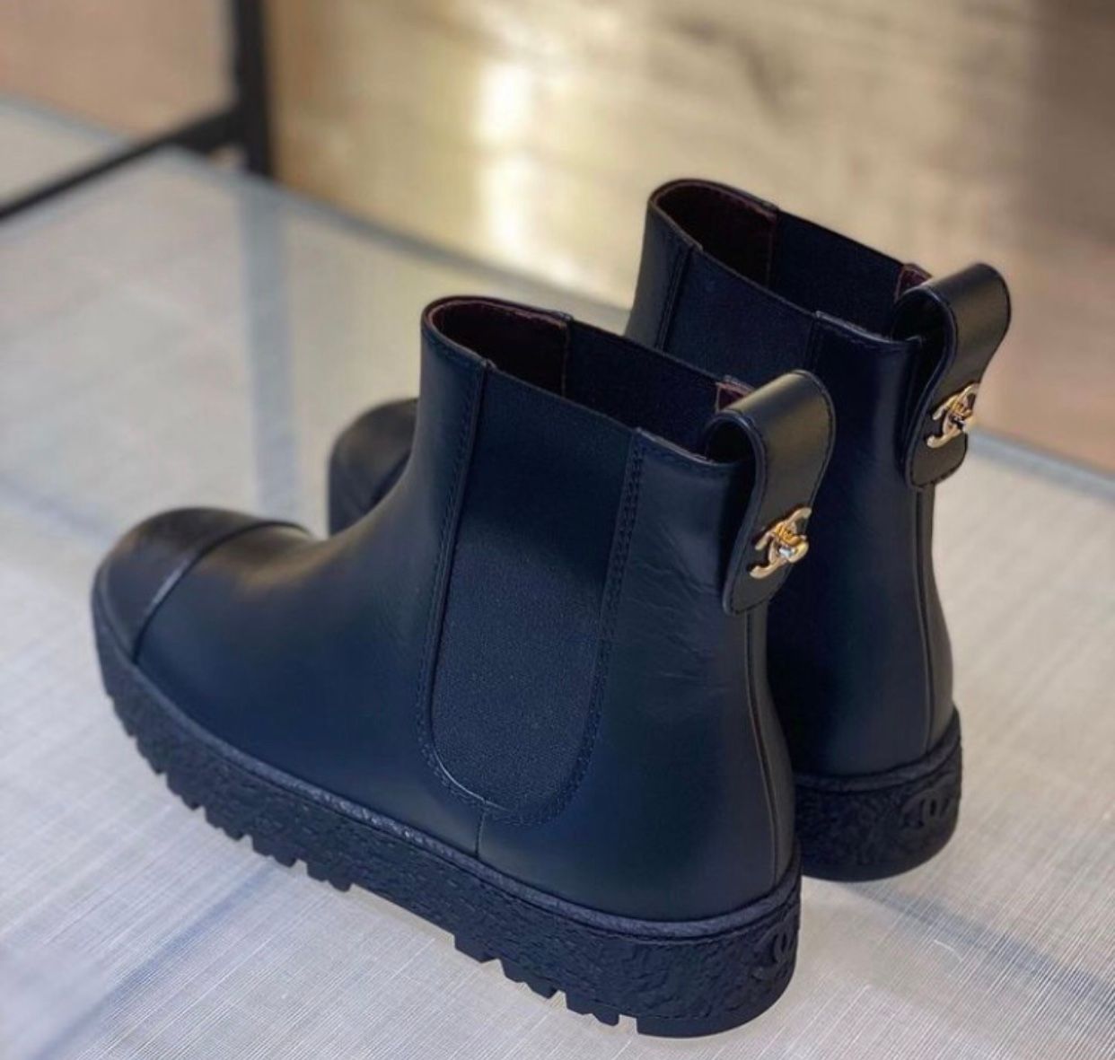 [CHANEL] 샤넬 백로고 첼시 부츠 G37927