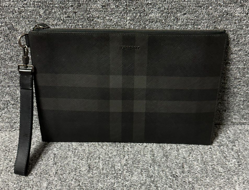 新発売 新商品 Burberry Edrin Charcoal Zip Strap Clutch Bag 30 x 21 シャツ/ブラウス(長袖/七分)