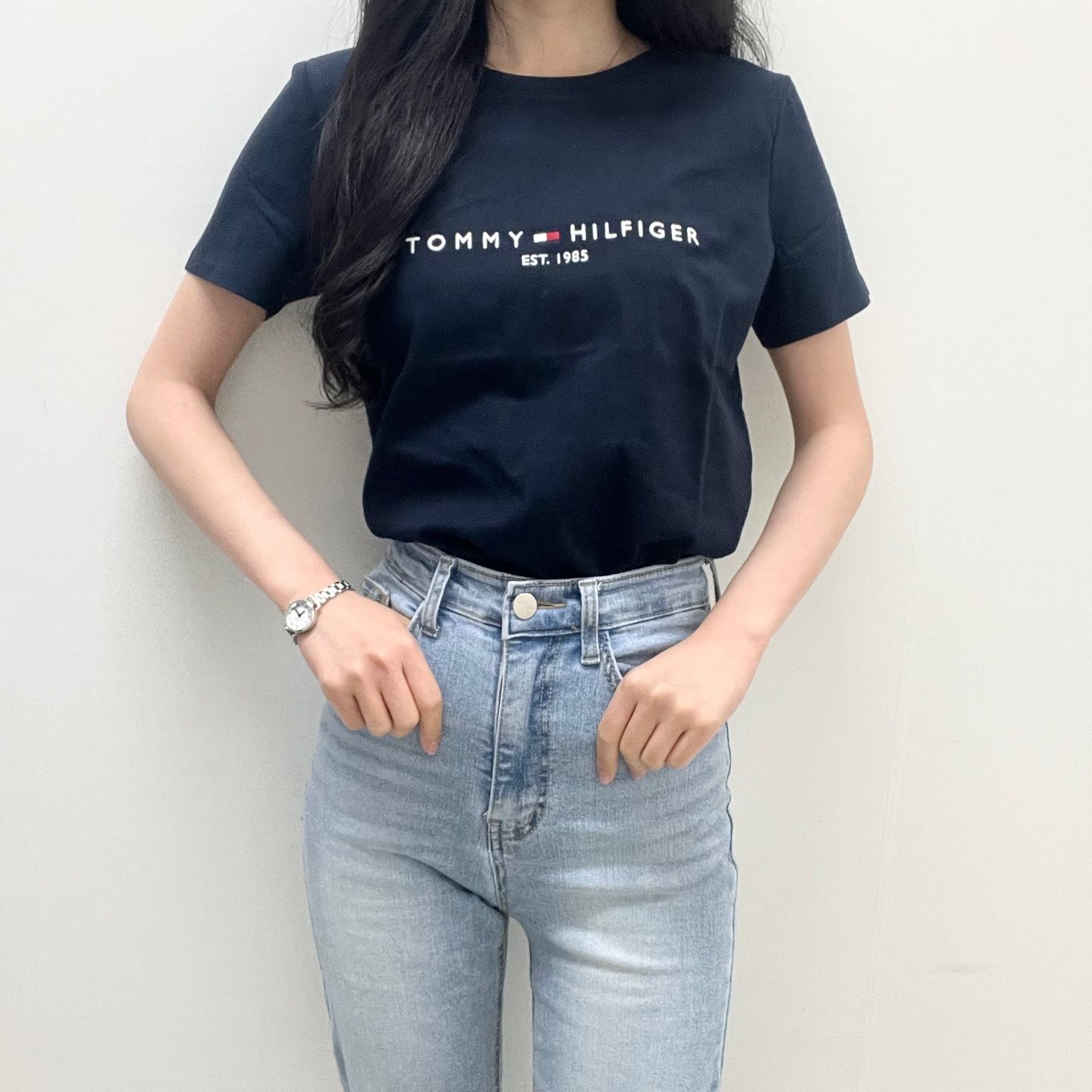 타미힐피거 여성 시그니처 로고 코튼 라운드넥 반팔 티셔츠