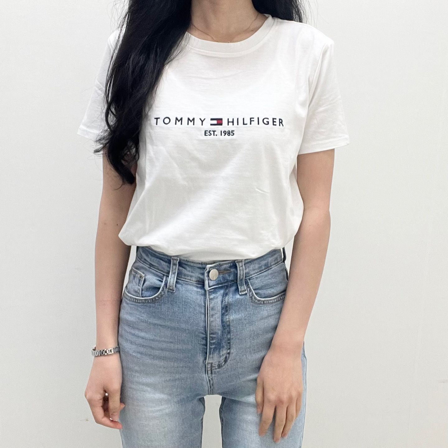 타미힐피거 여성 시그니처 로고 코튼 라운드넥 반팔 티셔츠