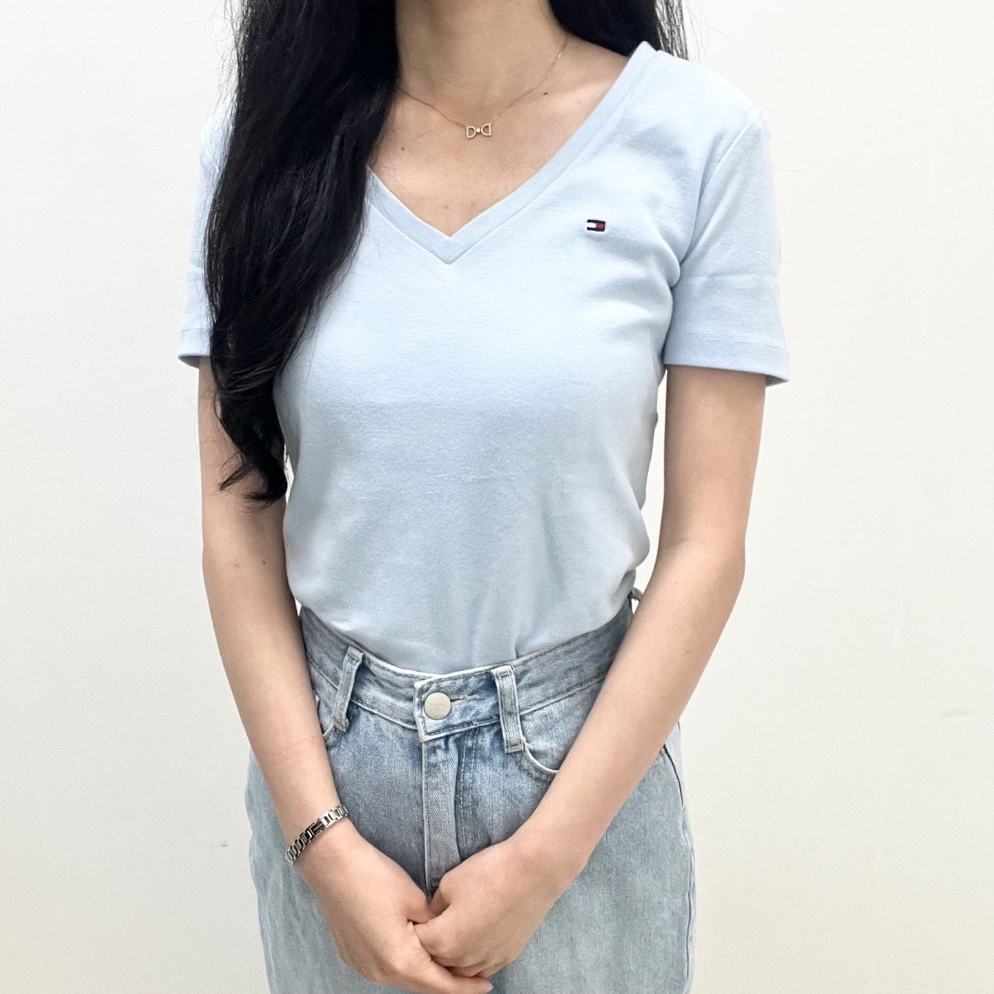 타미힐피거 로고 브이넥 여성 반팔 티셔츠