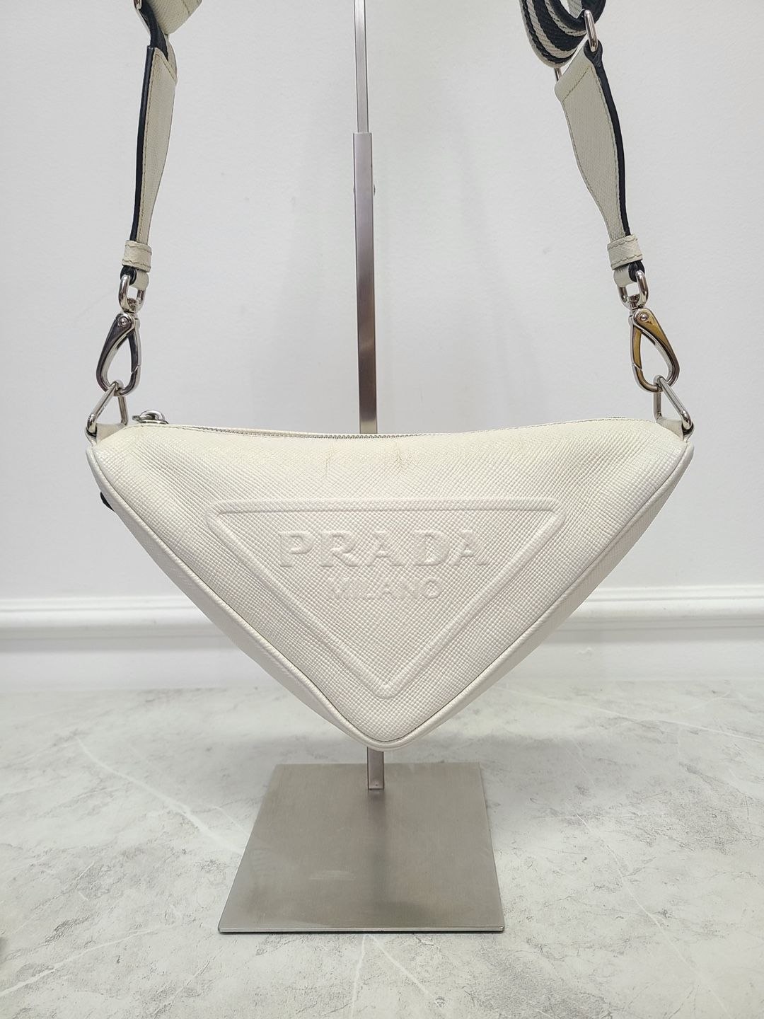 PRADA ロコフリントシッフトトハック 1BA350ZO6 F0PG7 Prada Bianco White Black Saffiano Leather Chain Crossbody