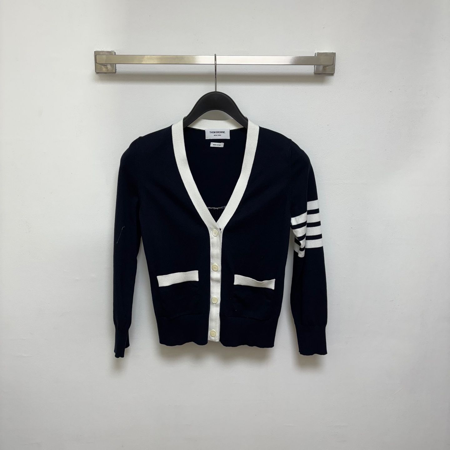 톰브라운(Thom Browne) | 톰브라운 싱글 브레스티드 미디 코트 FOC679U00249 | 트렌비