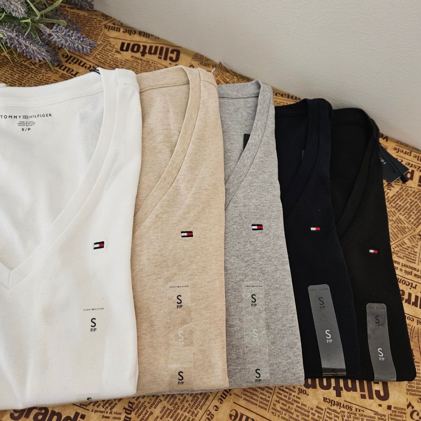 타미힐피거(Tommy Hilfiger) | 타미힐피거 여성 브이넥 블랙 반팔티셔츠 7648538 012 슬림핏 미니로고 기본 V ...