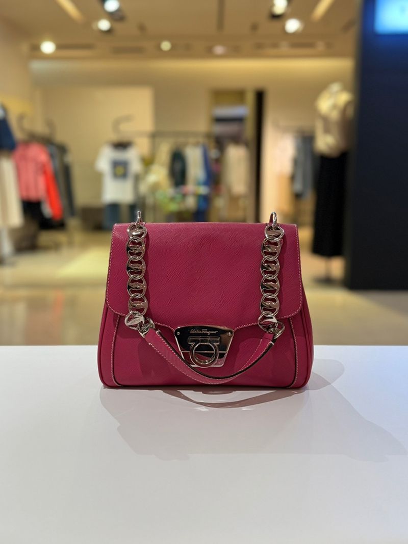 FERRAGAMO★素敵! GANCINI BIT PINK LEATHER Shoulder bag Salvatore Ferragamo Gancini Pink Leather Shoulder Bag