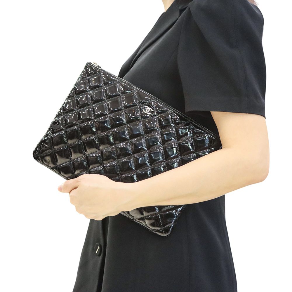 CHANEL A82045 Patent Silver CC New Medium Clutch Bag 34967-1