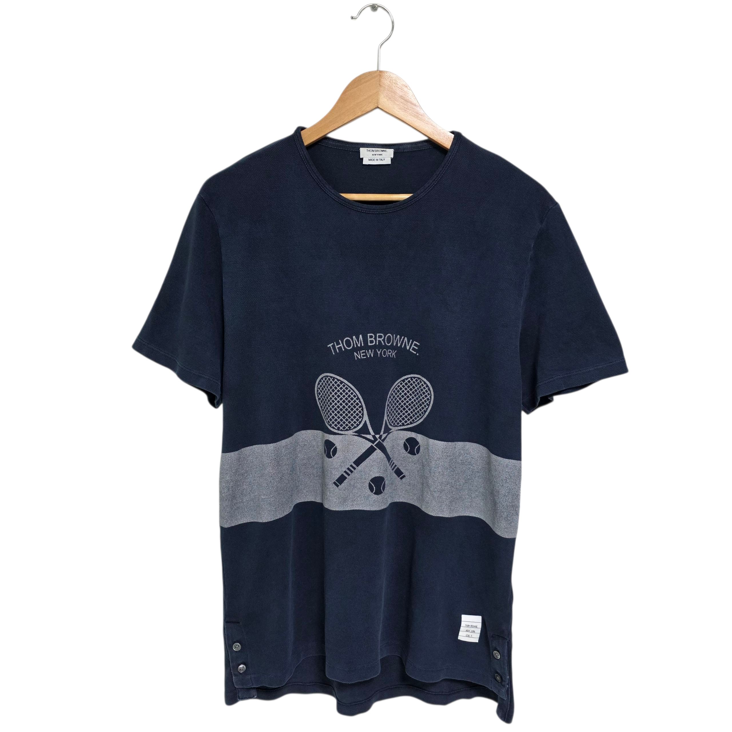 Thom Browne｜SHORT-SLEEVED ROUND NECK T-SHIRTS (MJS205A Thom Browne Short Sleeve Tennis T-Shirt MJS058A 00050415