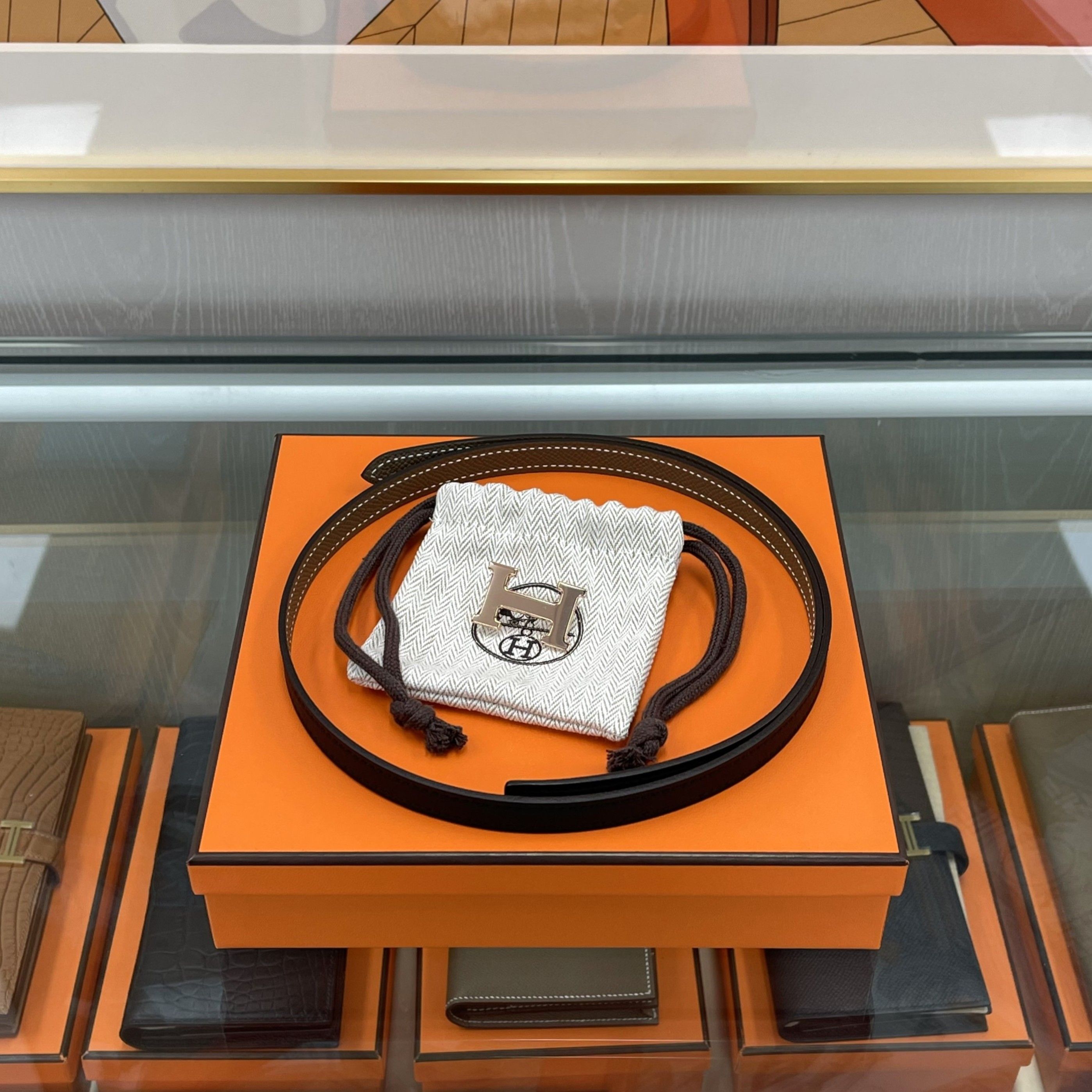 Hermes Belt Series Mini Etoupe Black Leather Reversible Gold Hermes Noir/Etoupe Mini Reversible Belt 13mm – Votre Luxe main image 4